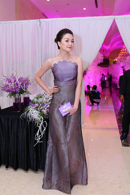 
Nữ ca sĩ Thiều Bảo Trang tự cộng tuổi với bộ trang phục có kiểu dáng khó hiểu cùng màu sắc già nua.